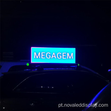 Veículo com tela de led de sinalização de carro de táxi